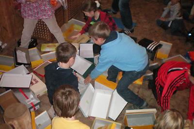 Eine aus Schuhkartons nachgestaltete Felseninsel fällt in sich zusammen, wenn die Kinder wesentliche Teile entfernen.