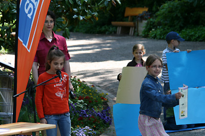 Lena liest die Geschichte vor, Edona zeigt die Kinder-Agenda mit dem dazugehörigen Kapitel