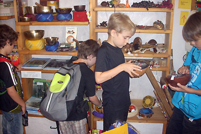 Die Kinder besuchen den Eine-Welt-Laden in Landau.
