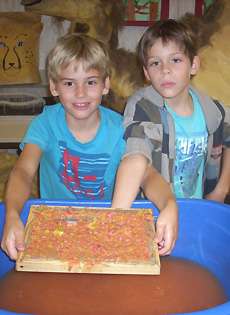 Die Kinder stellen selbst Recycling-Papier her.